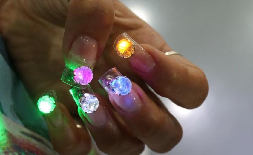 Novi manikir trend idealan za ljetnje zabave: LED disco nokti su hit!