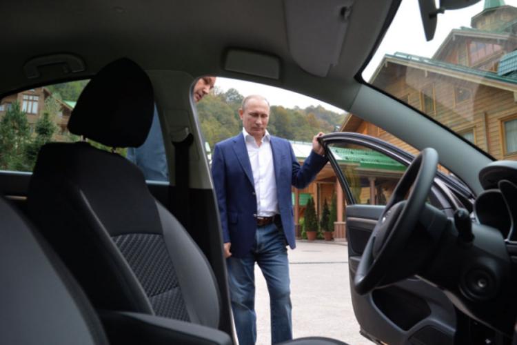 Putinova nova limuzina prekrivena kamuflažnim platnom