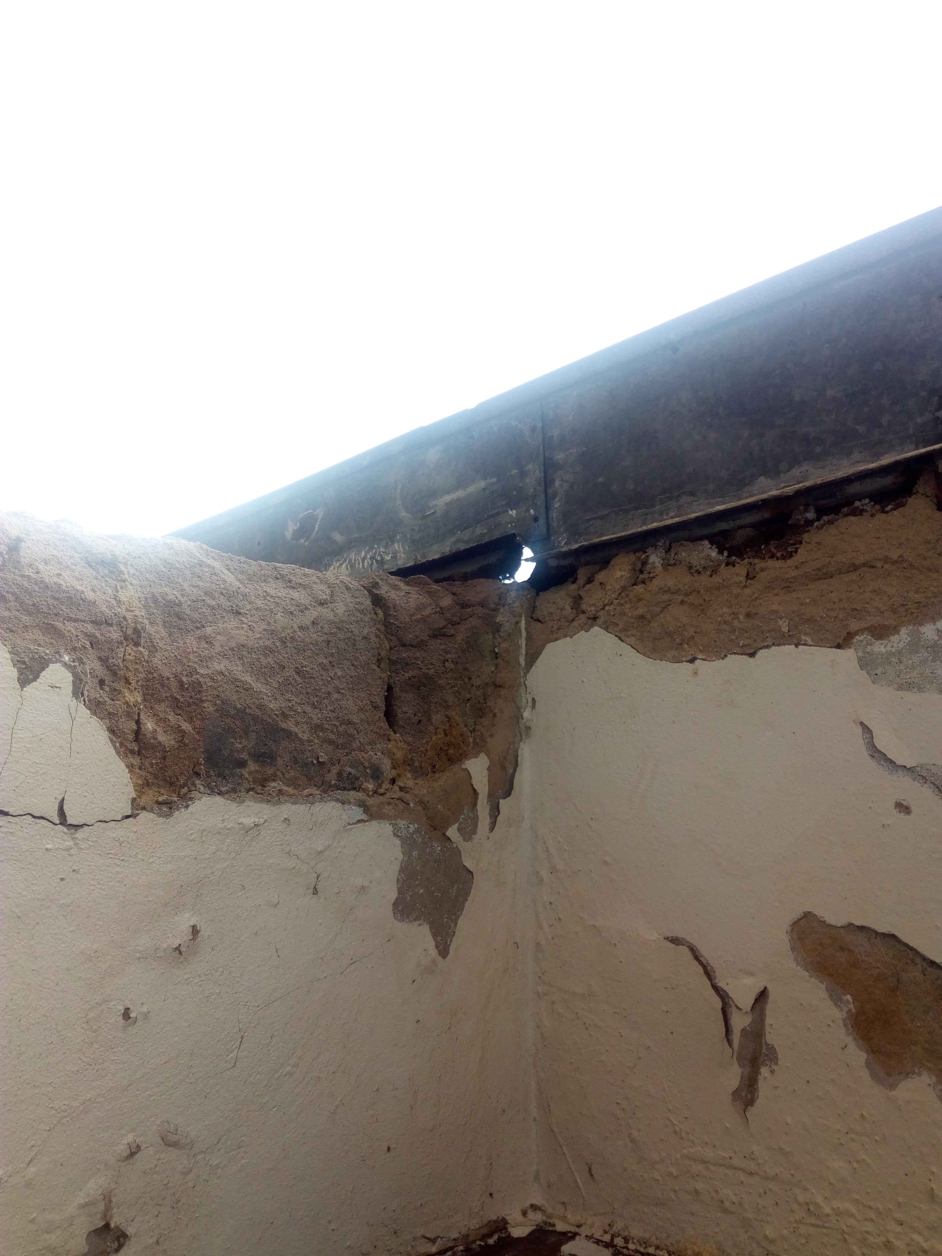 Krov prokišnjava, otpadaju dijelovi zida - Avaz