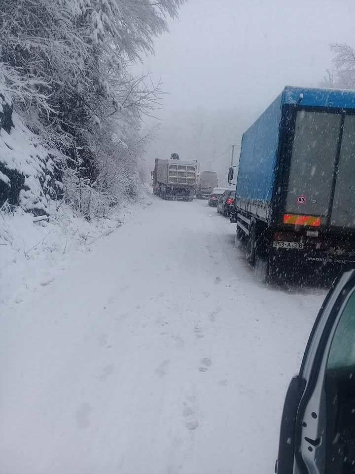 Snijeg otežava saobraćaj: Na GP Izačić i Velika Kladuša obustava saobraćaja za teretnjake