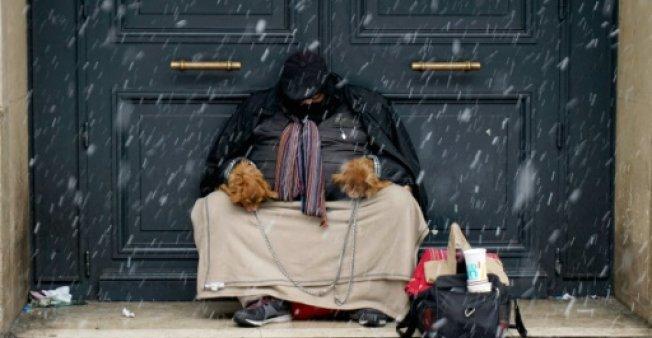 Pariz: Zvaničnici proveli noć među beskućnicima