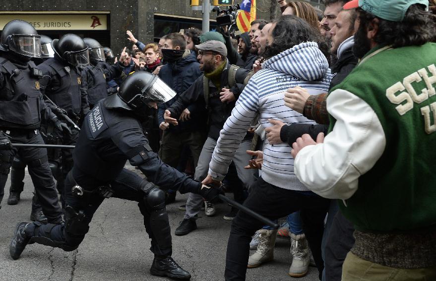 Žestoki obračun demonstranata i policije u Barceloni: Pudždemon je naš predsjednik