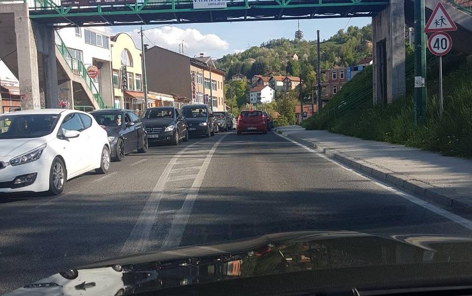 Kilometarske kolone vozila na putu Sarajevo - Vogošća