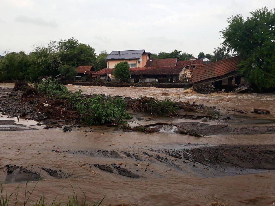Bujice u Petrovu srušile tri mosta, poplavljeno 20 kuća i tri fabrike