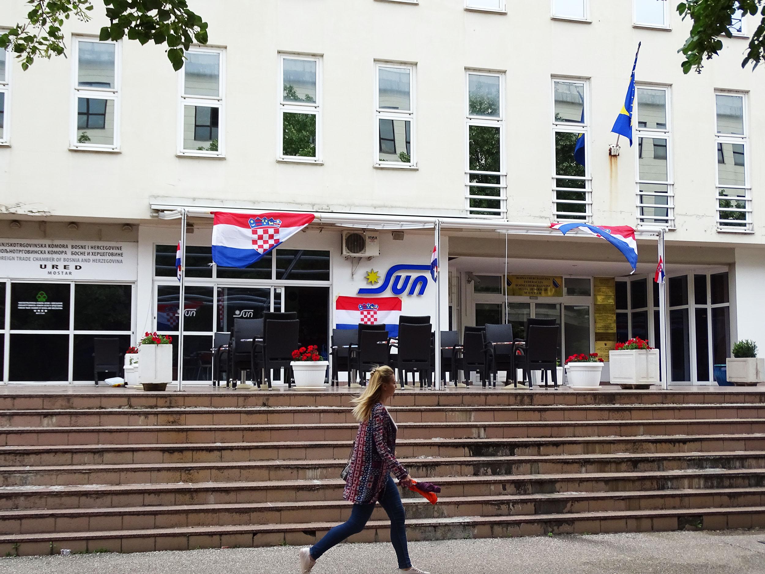 Na zgradi Vlade FBiH u Mostaru vihori se čak šest zastava Republike Hrvatske