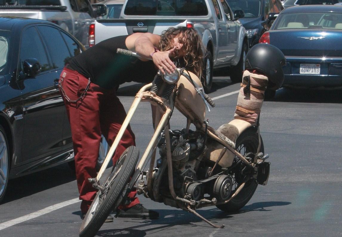 Internet se usijao od ovih fotografija: Glumac satima popravljao motocikl