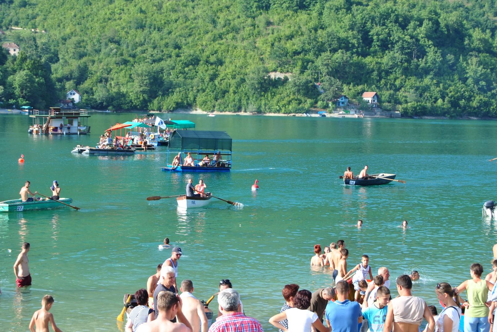 U subotu veslački maraton autohtonim drvenim čamcima na Jablaničkom jezeru
