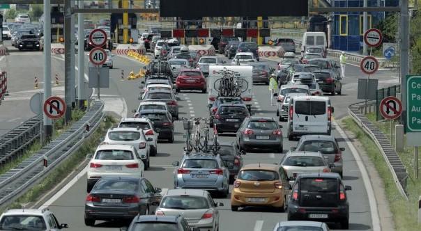 Zbog vrućina tri francuska grada zabranila vožnju starijih automobila