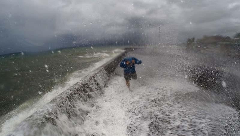 Tajfun hara Filipinima: Troje poginulo, vjetrovi i poplave nose sve pred sobom