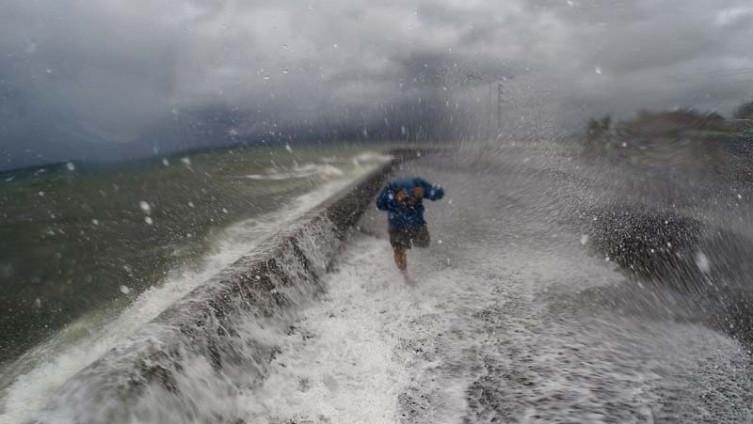Tajfun poharao Filipine i usmrtio najmanje 12 osoba