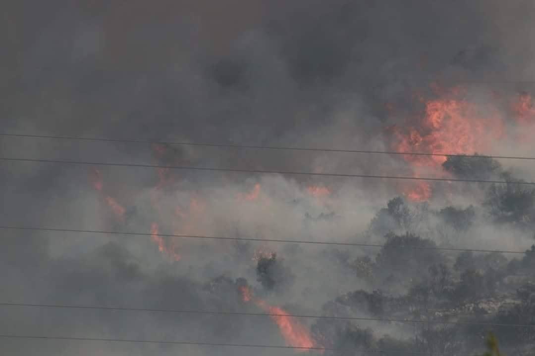 Požar na Pelješcu: Jak vjetar otežava gašenje, vatrogasci imaju puno posla