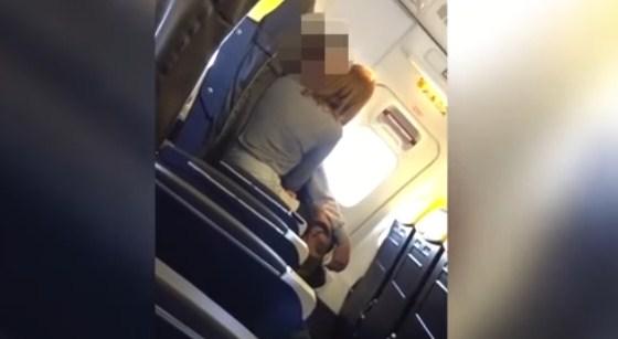 Putnik u avionu izazvao paniku, pomiješao izlazna vrata i toalet