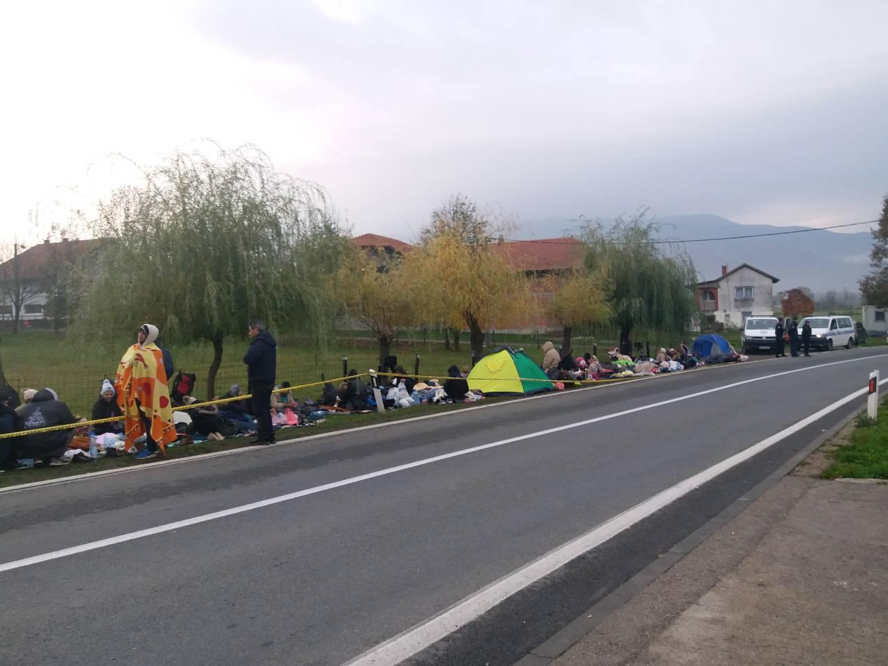 Nekoliko stotina migranata prenoćilo ispred GP Izačić, građani Bihaća im donosili deke i hranu