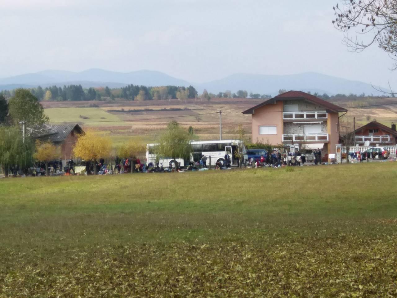 Migranti koji su prespavali na GP Izačić vraćaju se autobusima u hotel "Sedra"
