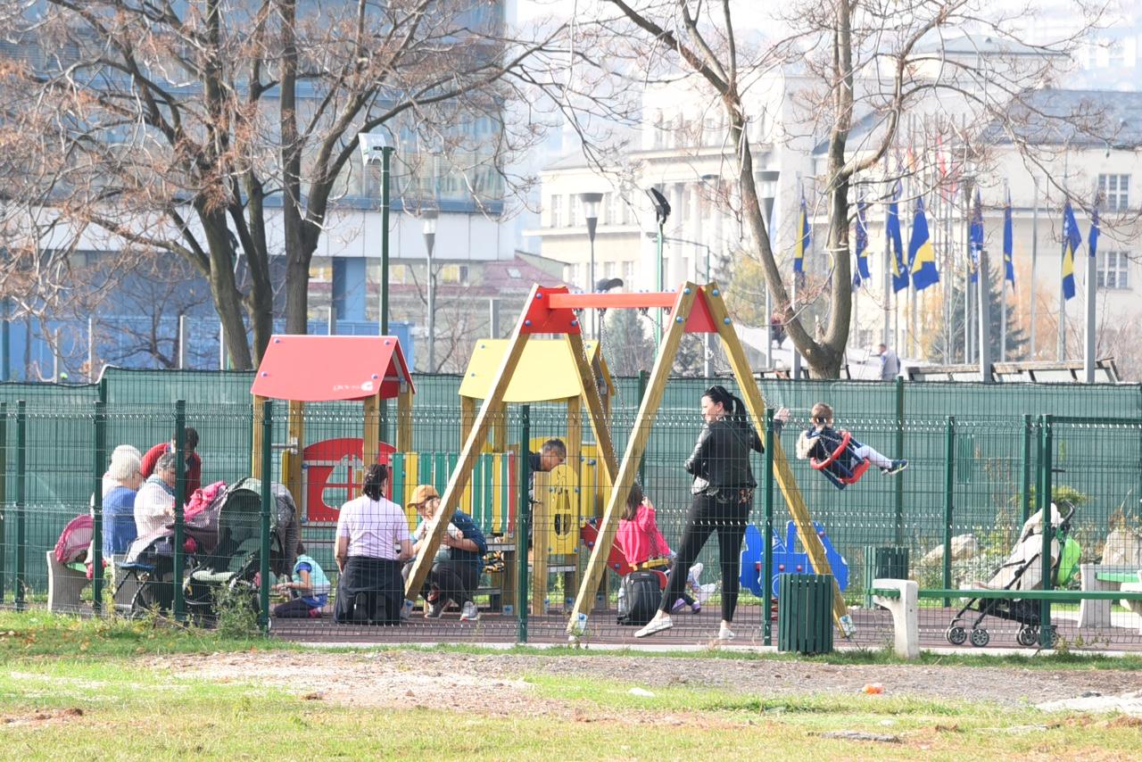 Sarajevo okupano suncem: Parkovi puni djece (Foto: M. Kadrić) - Avaz