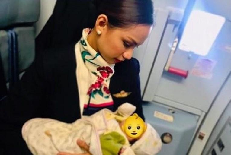 Beba počela plakati tokom leta, svi hvale stjuardesu za ono što je uradila