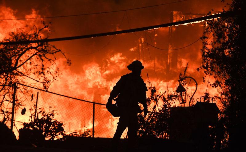 Požari haraju Kalifornijom: Grad potpuno zbrisan, a vatrena stihija se ne smiruje