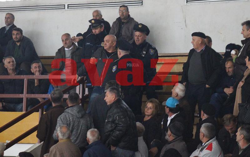 Moment kada policija hapsi i odvodi demobilisanog borca - Avaz