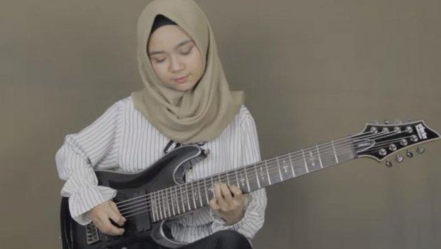Hevi metalka sa hidžabom hit na društvenim mrežama: Samouka tinejdžerka "razbija" kako svira gitaru