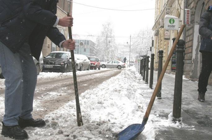 Zimska služba KJKP "Rad": Jutros na terenu 150 radnika, koji ručno čiste snijeg