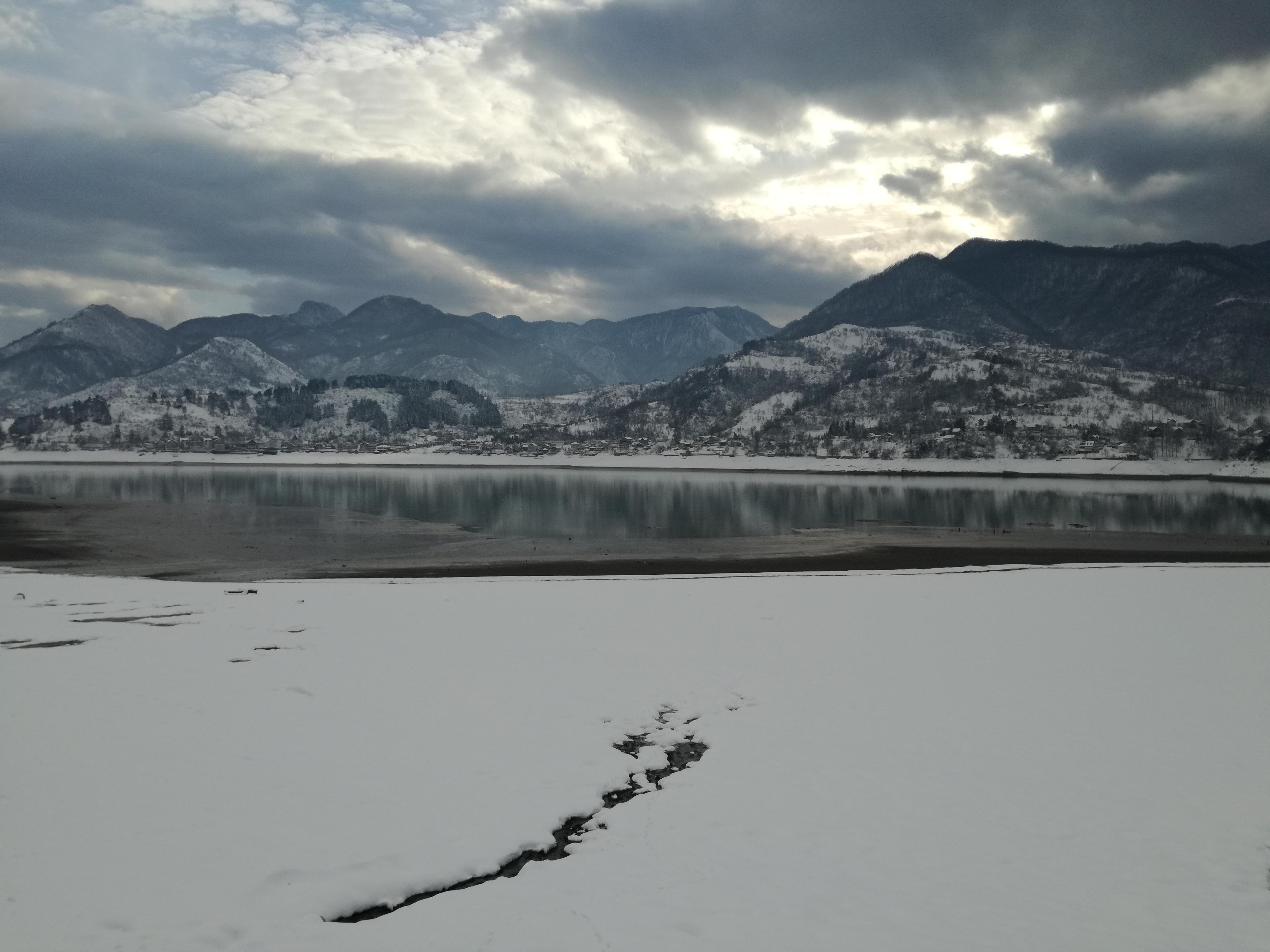 Pogledajte kako izgleda Jablaničko jezero ogrnuto snježnim pokrivačem