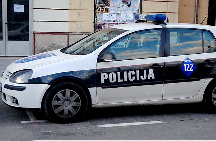 U Mostaru muškarac udario policajca i razbio mu automobil