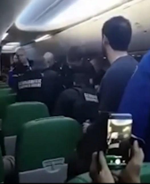 Pogledajte dramu u avionu: Putnik uzvikivao "Allahu ekber", a onda su svi skočili na njega