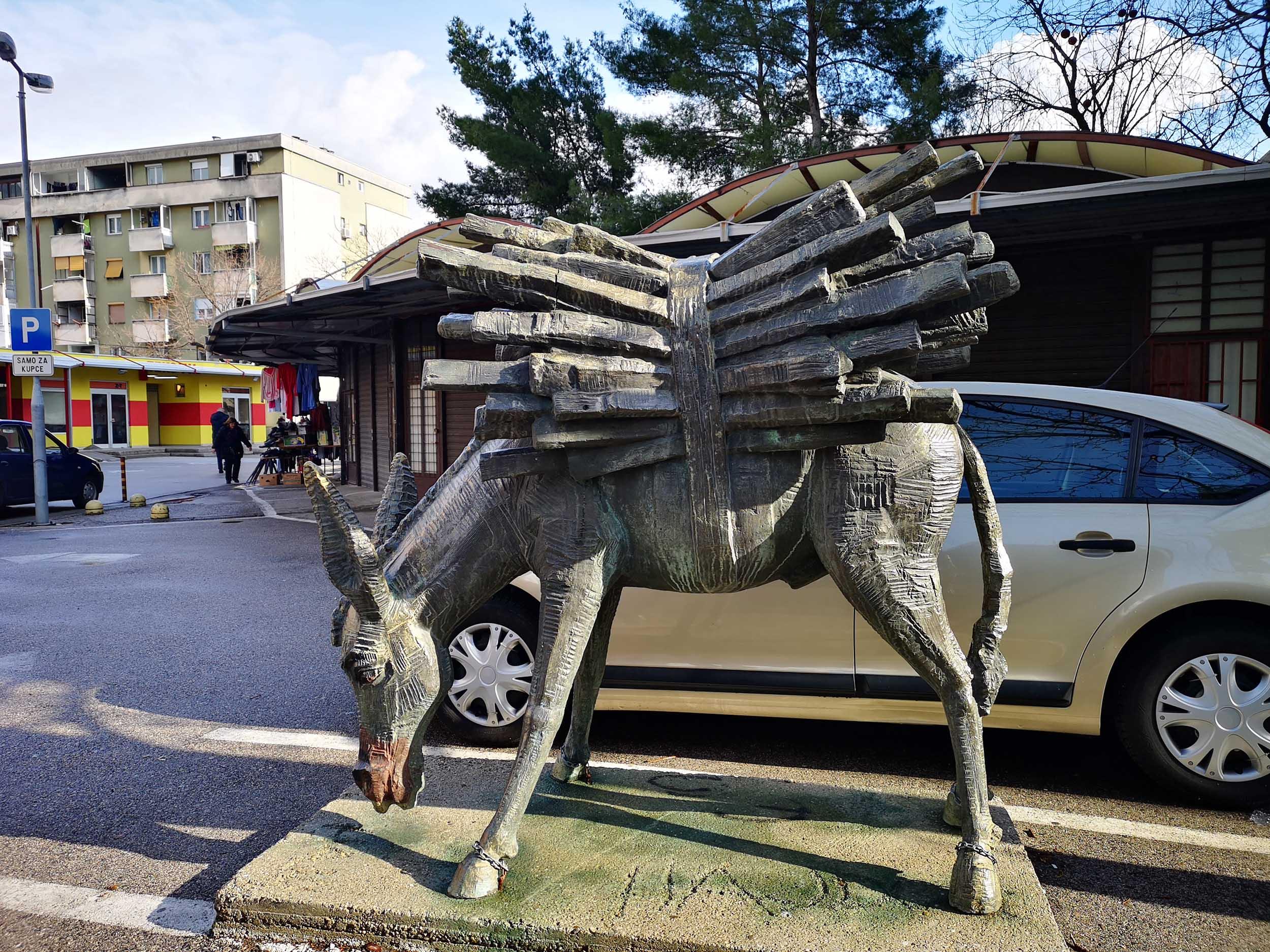 Bronzani spomenik magarcu na platou Tržnice u Mostaru - Avaz