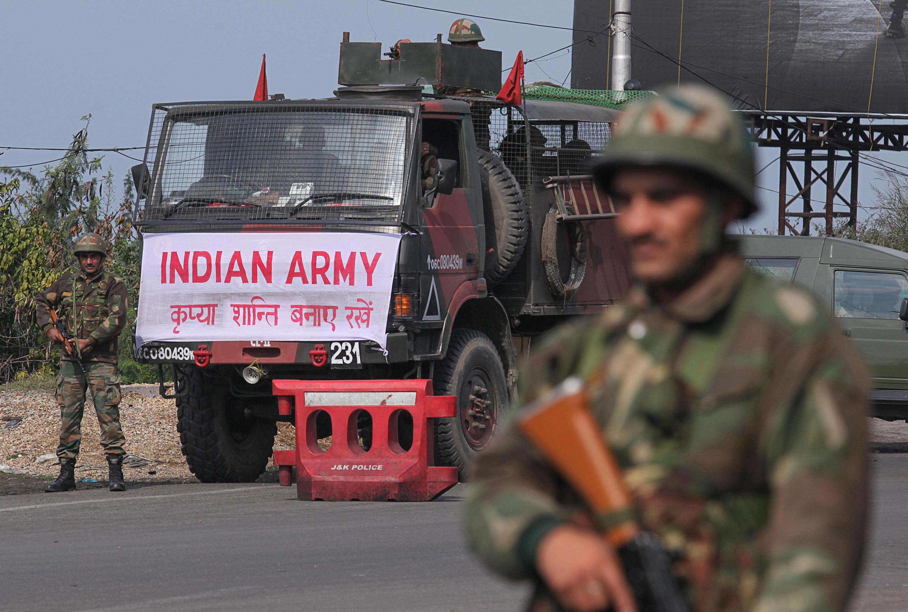 U napadu pobunjenika u Kašmiru poginula četvorica vojnika