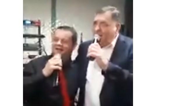 Milorad Dodik okružen ženama otpjevao hit Halida Bešlića