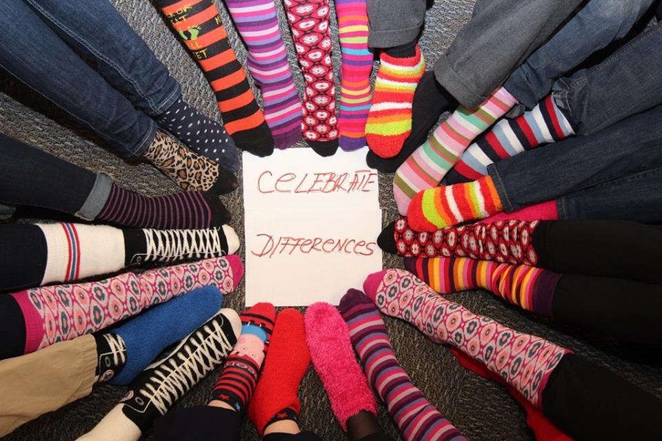 Danas ljudi širom svijeta obuvaju šarene čarape da bi iskazali podršku borbi osoba s Downovim sindromom - Avaz