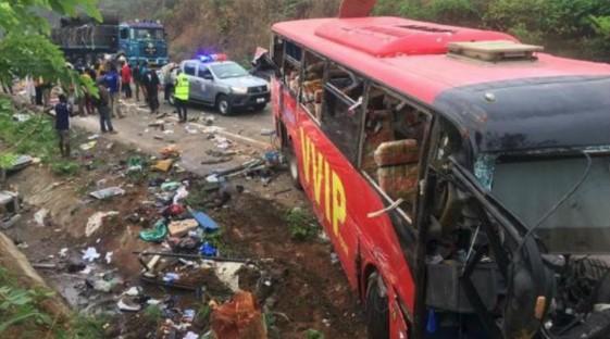 U stravičnom sudaru dva autobusa poginulo najmanje 60 ljudi
