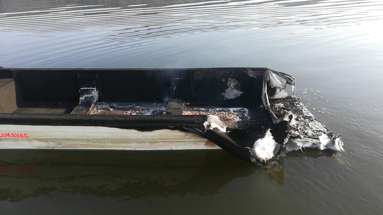 Zapaljen čamac SRD “Smuđ” iz Lukavca - Avaz
