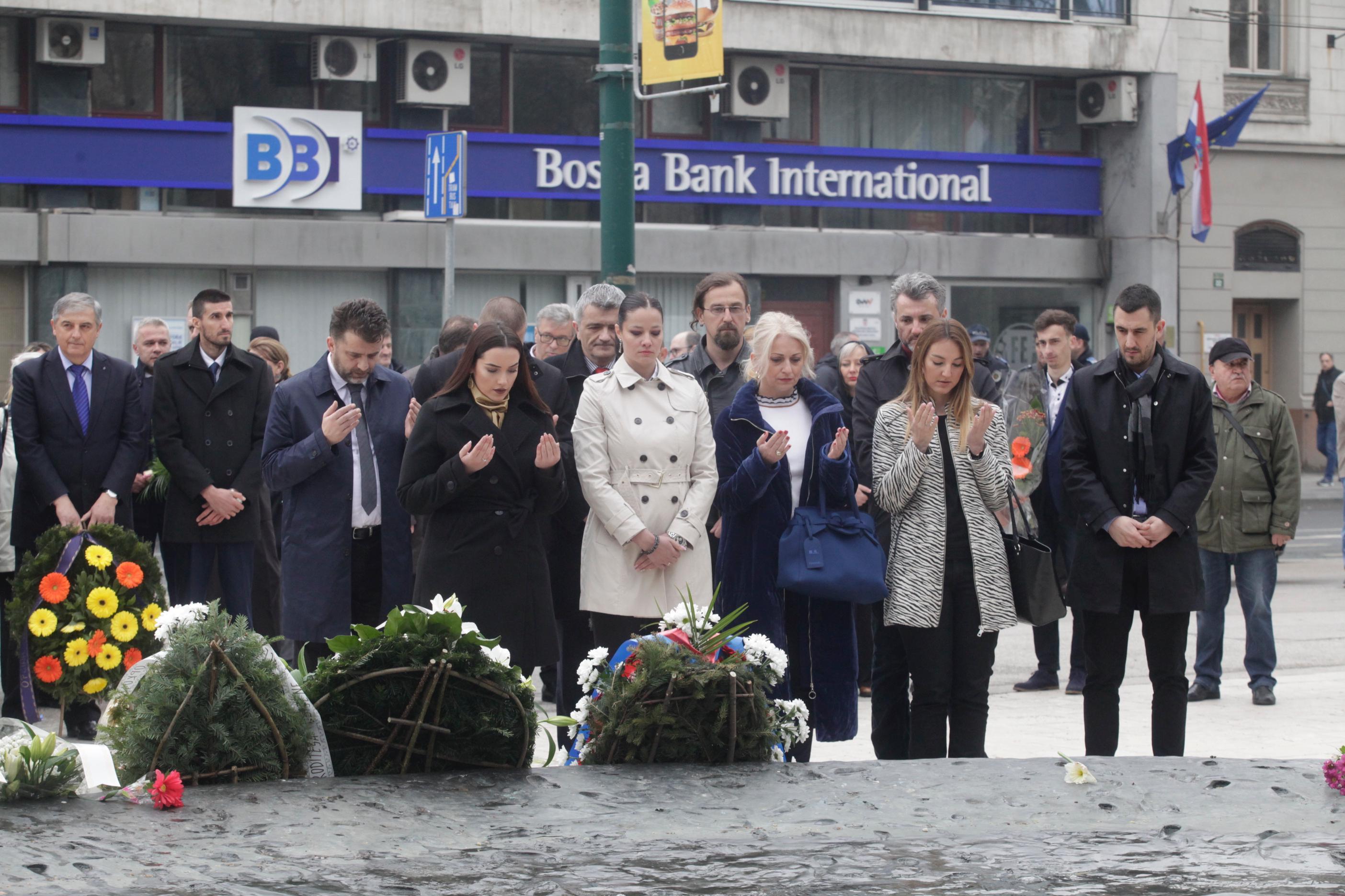 Brojne delegacije položile cvijeće kod Spomenika ubijenoj djeci Sarajeva