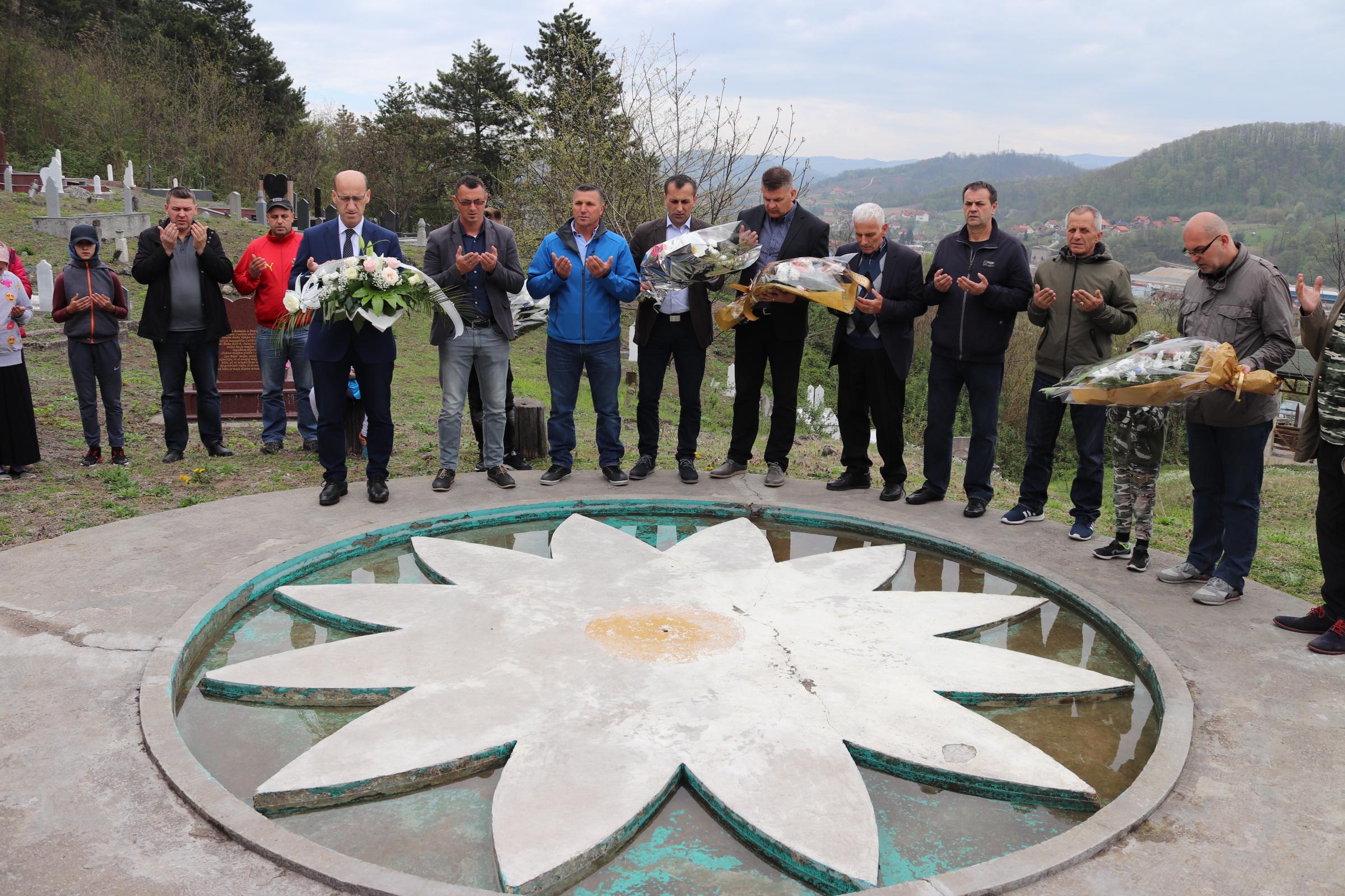 Na mezarje Kazanbašča položeno cvijeće i proučena Fatiha žrtvama zločina u Zvorniku - Avaz