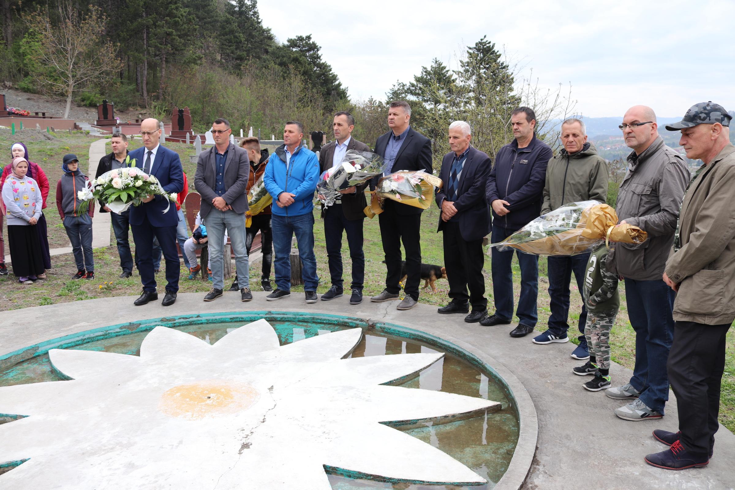 Na mezarje Kazanbašča položeno cvijeće i proučena Fatiha žrtvama zločina u Zvorniku - Avaz