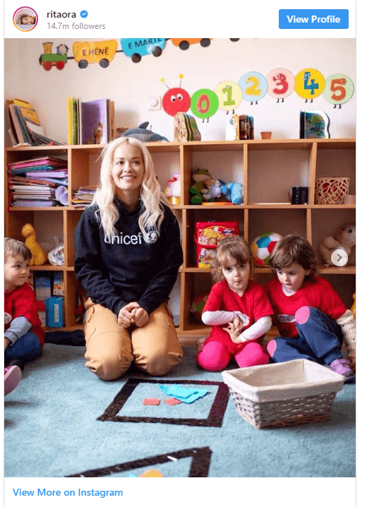 Rita Ora s djecom na Kosovu - Avaz