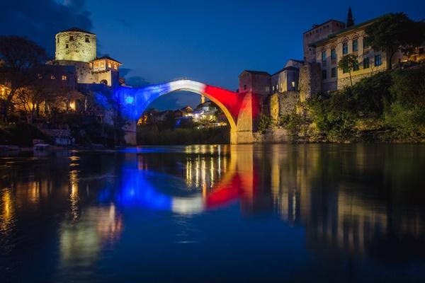 Evo šta je ''Le Figaro'' pisao o Starom mostu, koji je sinoć bio u bojama Francuske
