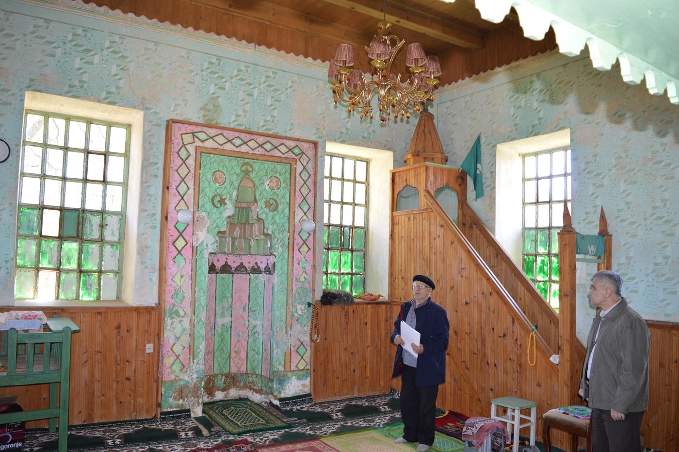 Unutrašnjost džamije - Avaz