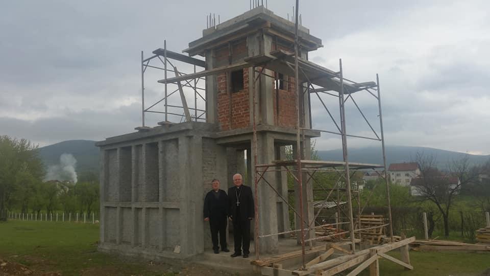 Biskup Komarica obišao gradilište crkvice na katoličkom groblju