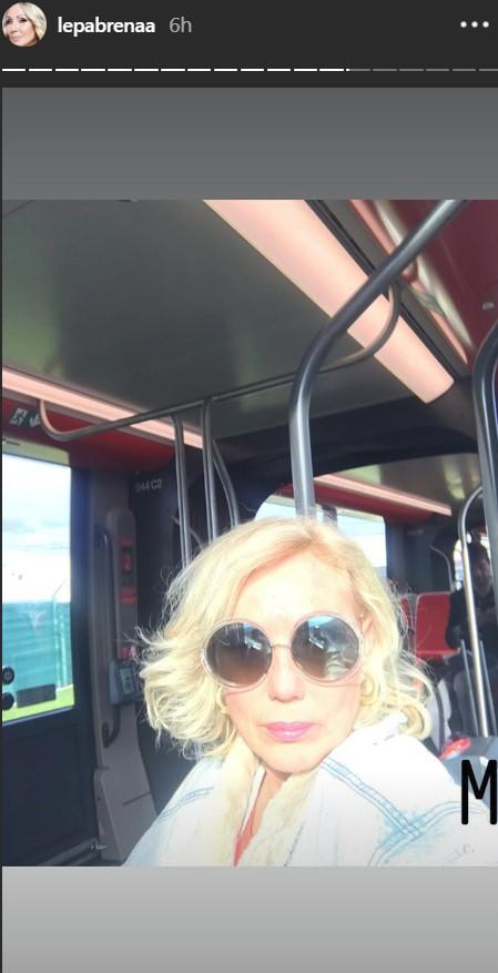 Lepa Brena napravila selfi u autobusu - Avaz