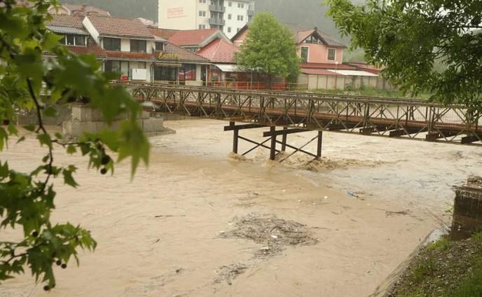 Voda odnijela pješački most u Čelincu