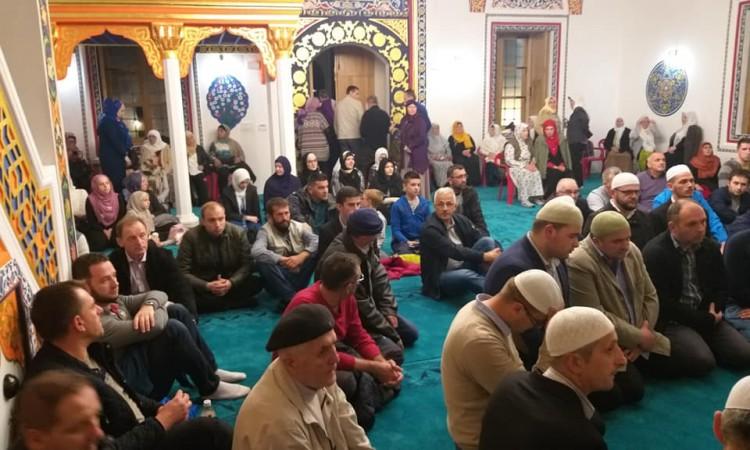 Brojni vjernici 27. noć ramazana proveli uz mevlud i zikr u Aladža džamiji