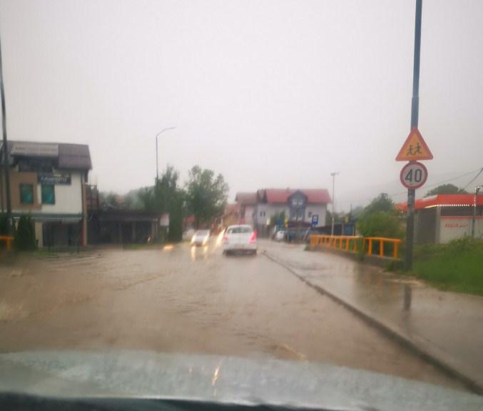 Poplavljene ulice i u Lukavici