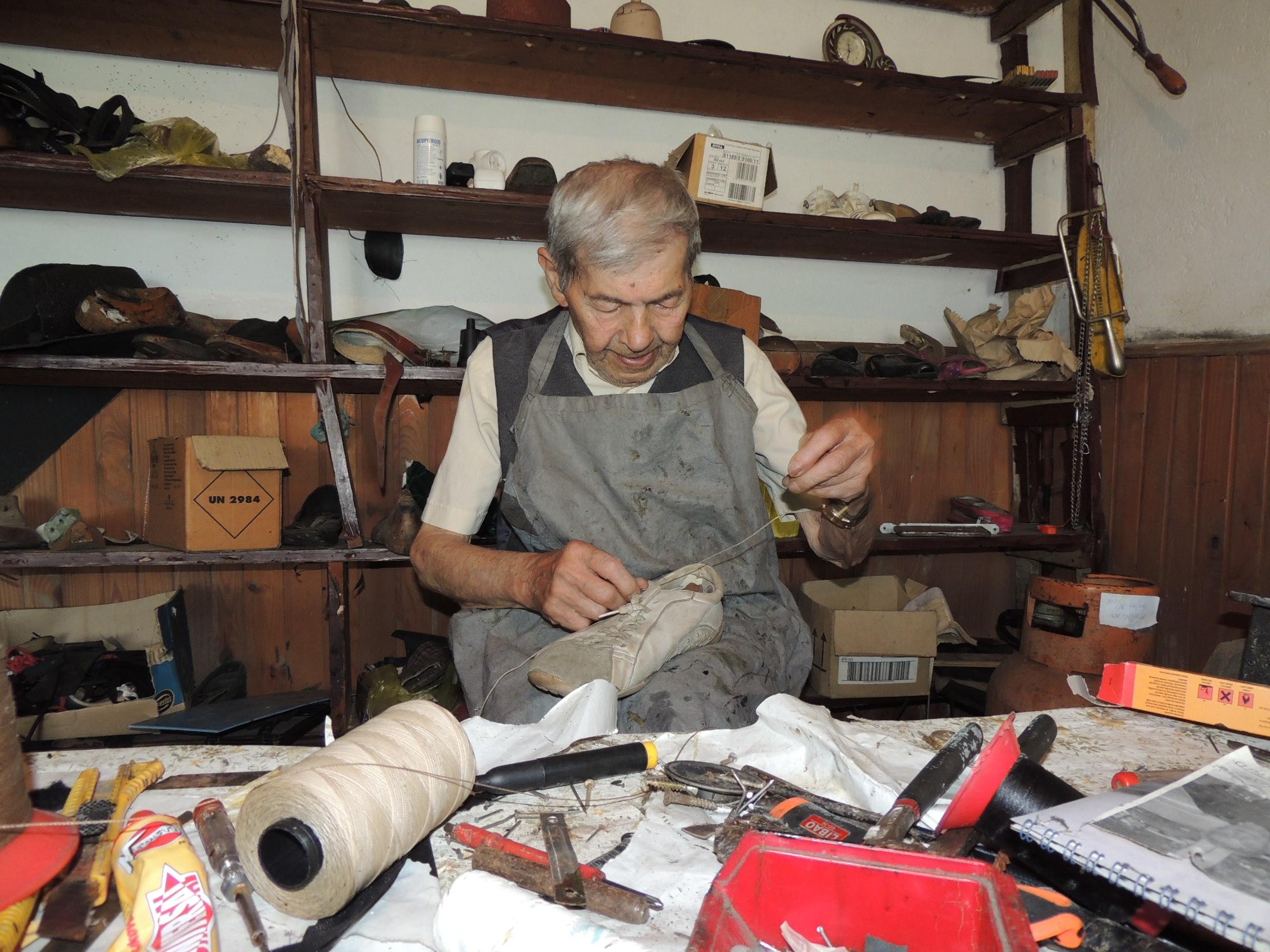 Samid Kovačević u desetoj deceniji popravlja obuću