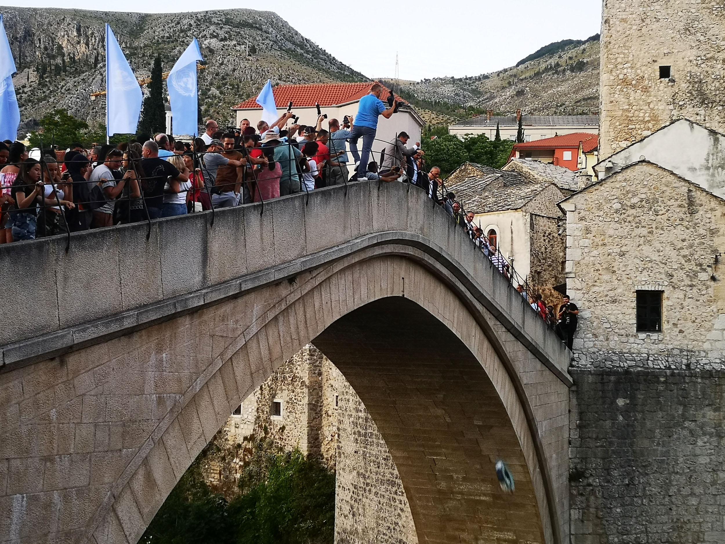 Detalj s manifestacije: Spuštanje cvijeća i skok sa Starog mosta - Avaz