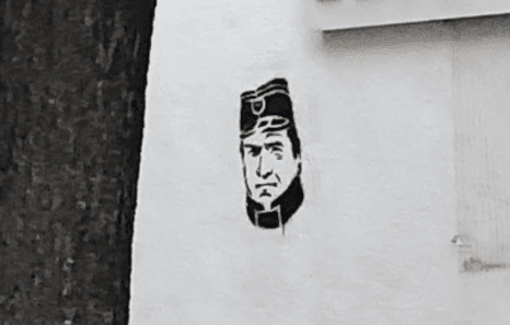 Skandalozno: Grafiti s likom kasapina Ratka Mladića preplavili Bar
