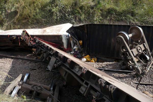 Voz iskočio iz šina, poginulo najmanje 50 ljudi