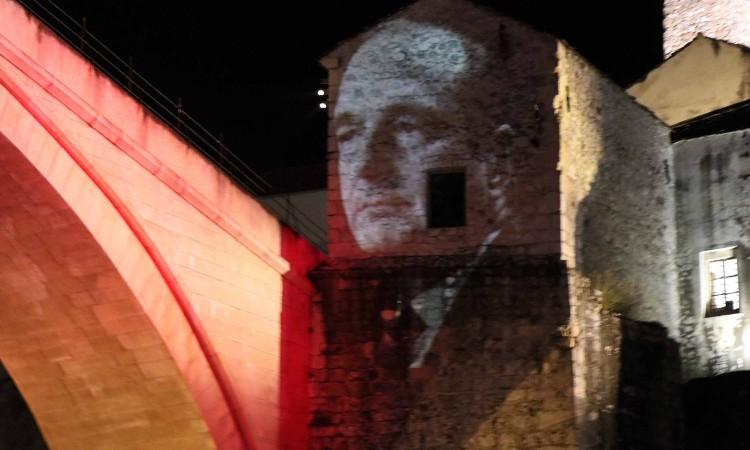 Stari most u bojama francuske zastave povodom smrti Žaka Širaka