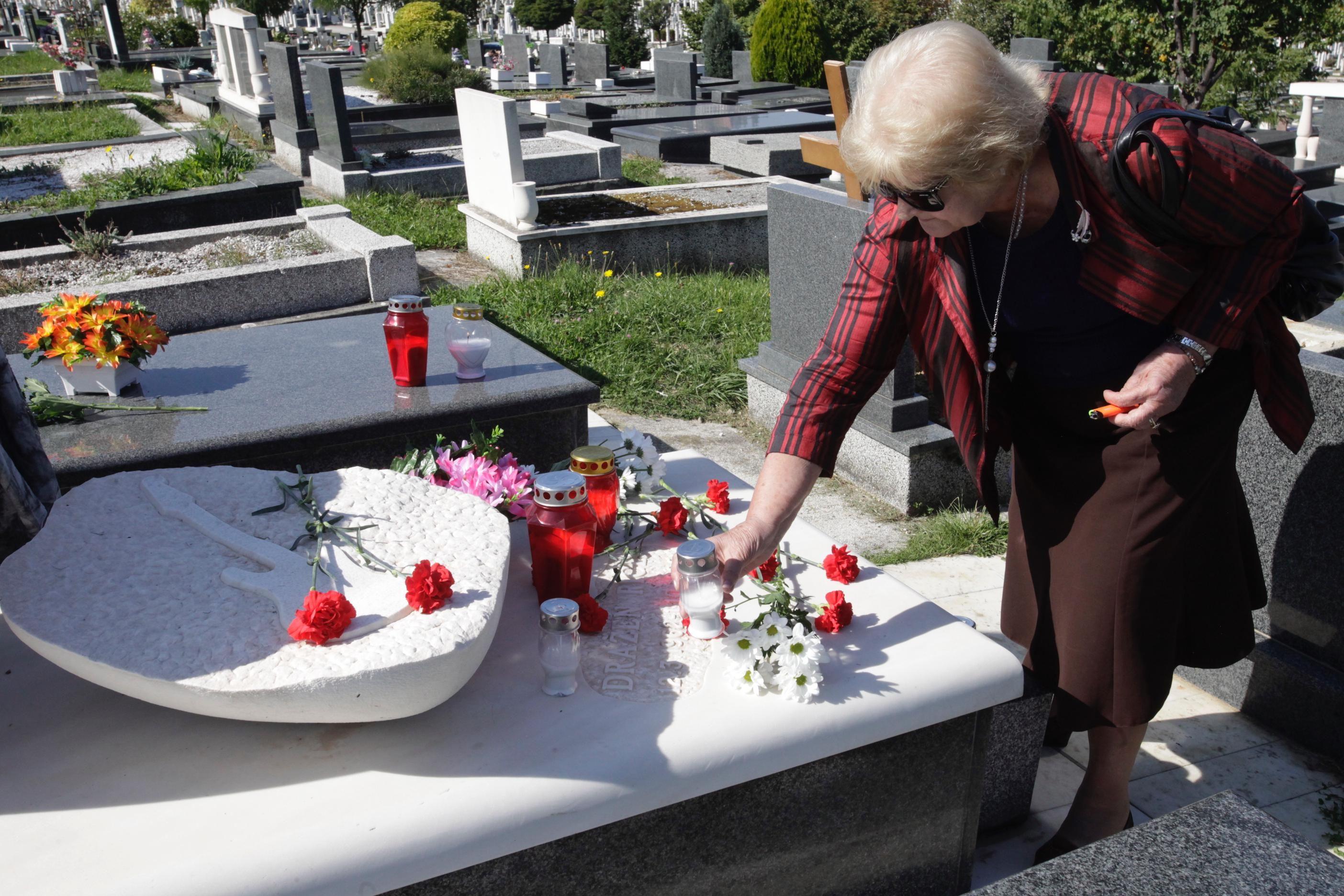Elvira Deak jučer na sarajevkom groblju Bare: Neutješna majka donijela je ruže za sina - Avaz
